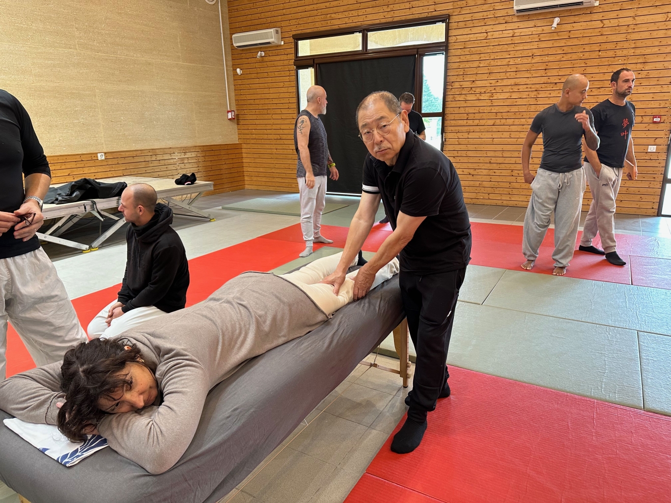 Cours de shiatsu par Soke Irie au stage de Kokodo de Vers-Pont-du-Gard 4.11.2023